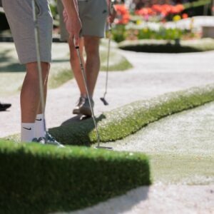 Två spelare på äventyrsgolfen